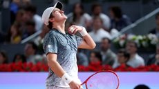Após quebrar a raquete no set decisivo, Fonseca reconheceu falha - Foto: Clive Brunskill/Getty Images