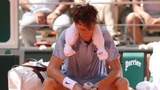 O número 1 do mundo, Jannik Sinner, é derrotado pelo argentino Cerúndolo - Foto: Matthew Stockman/Getty Images
