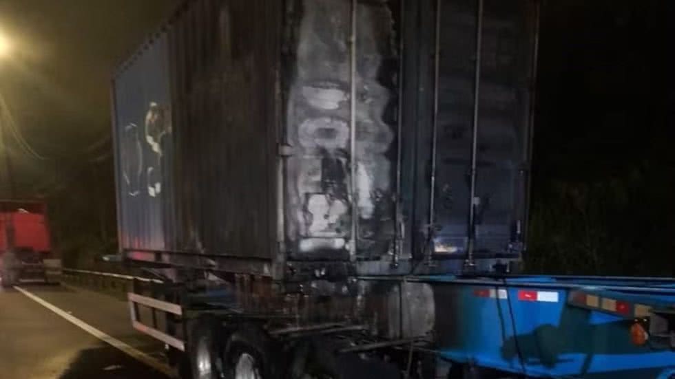Após o incêndio, a contenção do produto derramado foi realizada com pó de serragem, evitando maiores danos ao meio ambiente. - Imagem: Reprodução | CCI Artesp