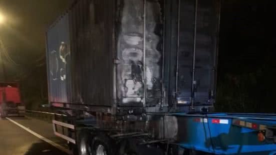 Após o incêndio, a contenção do produto derramado foi realizada com pó de serragem, evitando maiores danos ao meio ambiente. - Imagem: Reprodução | CCI Artesp