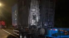 Após o incêndio, a contenção do produto derramado foi realizada com pó de serragem, evitando maiores danos ao meio ambiente. - Imagem: Reprodução | CCI Artesp