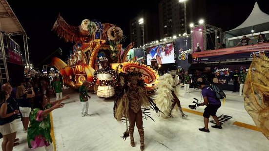 União Imperial celebra o título do Carnaval de Santos 2026 após apuração realizada no Teatro Municipal. - Imagem: Alexsander Ferraz