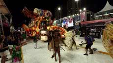 União Imperial celebra o título do Carnaval de Santos 2026 após apuração realizada no Teatro Municipal. - Imagem: Alexsander Ferraz