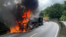 Houve congestionamento entre os quilômetros 52 e 53 da Rodovia Anchieta, por conta do incêndio - Imagem: Reprodução / A Tribuna