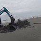 Carro que ficou quase completamente soterrado na Praia da Gaivota, em Itanhaém, foi retirado nesta sexta-feira (18), com o auxílio de uma retroescavadeira e um caminhão - Imagem: Prefeitura de Itanhaém
