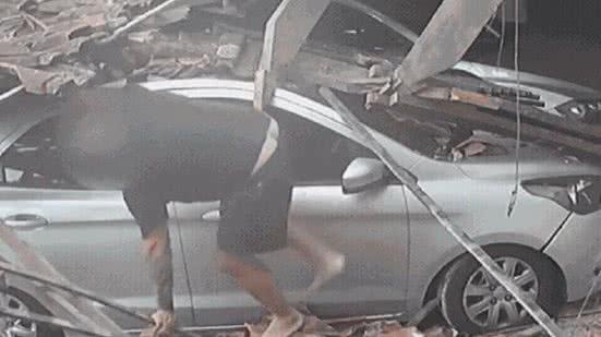 A Defesa Civil confirmou que a queda do telhado foi provocada pela destruição do pilar de sustentação do comércio - Imagem: Reprodução