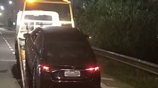 O veículo só será liberado após pagamento de multas e regularização da documentação - Imagem: Reprodução