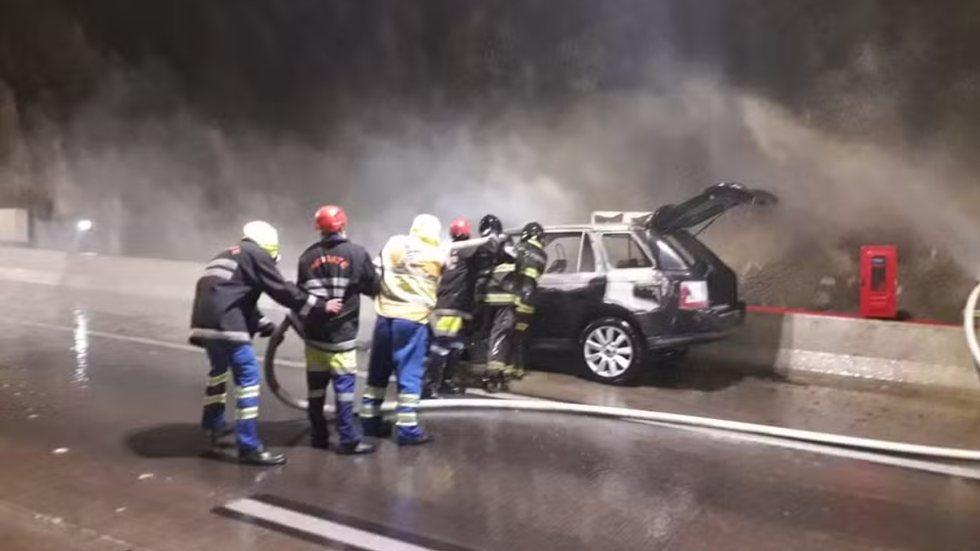 Os ocupantes do veículo conseguiram escapar a tempo e se protegeram em uma área segura do túnel - Imagem: Divulgação/ Corpo de Bombeiros