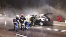 Os ocupantes do veículo conseguiram escapar a tempo e se protegeram em uma área segura do túnel - Imagem: Divulgação/ Corpo de Bombeiros