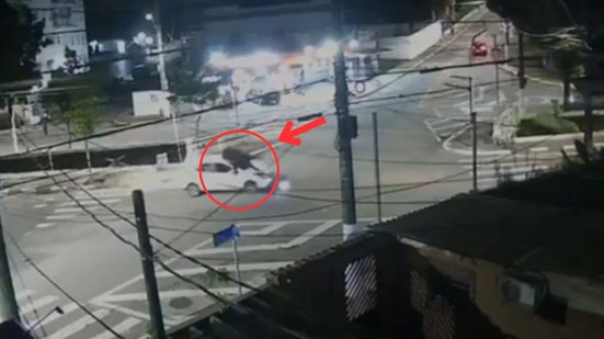 Um acidente de trânsito em Santos resultou em um motociclista arremessado, mas ele sofreu apenas leves arranhões e recusou atendimento - Imagem: Reprodução