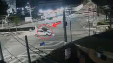 Um acidente de trânsito em Santos resultou em um motociclista arremessado, mas ele sofreu apenas leves arranhões e recusou atendimento - Imagem: Reprodução