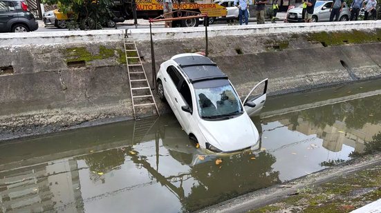 O condutor não ficou ferido e o trânsito precisou ser bloqueado para a retirada do veículo. - Imagem: Reprodução / A Tribuna