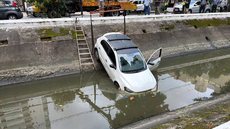 O condutor não ficou ferido e o trânsito precisou ser bloqueado para a retirada do veículo. - Imagem: Reprodução / A Tribuna