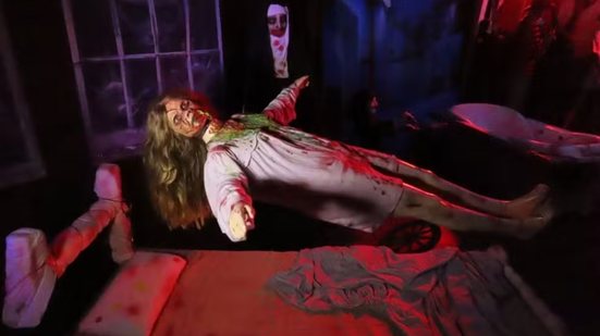 Família transforma residência no bairro São Manoel, em Santos, em uma atração de Halloween com 15 bonecos, efeitos mecânicos e cenários inspirados em filmes de terror - Imagem: Arquivo Pessoal