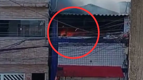Um incêndio atingiu duas casas na comunidade Caminho São Sebastião, em Santos, um dia após uma tragédia que destruiu mais de 100 moradias - Imagem: Reprodução