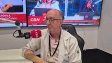 Marcos Caseiro destaca a necessidade de ações efetivas para combater a fila de espera e melhorar a saúde pública na cidade - Foto: Rádio CBN Santos