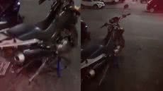 Vídeo mostra a reação do proprietário da moto ao descobrir que seus pneus foram levados e substituídos por cavaletes - Imagem: Instagram/ @guaruja_mil_grau