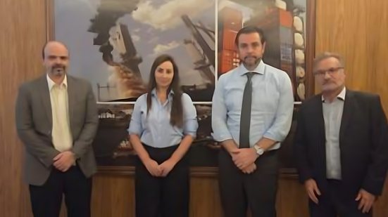 Participaram da reunião,  os advogados: Felipe Chiarini (advogado da AutoridadePortuária), Mônica Ferreira (advogada Sindgran), Marcelo Zovico (Superintendente Jurídico da AutoridadePortuária) e  William Cláudio (Sindgran e Vice-presidente da ACTA) - Imagem: Divulgação