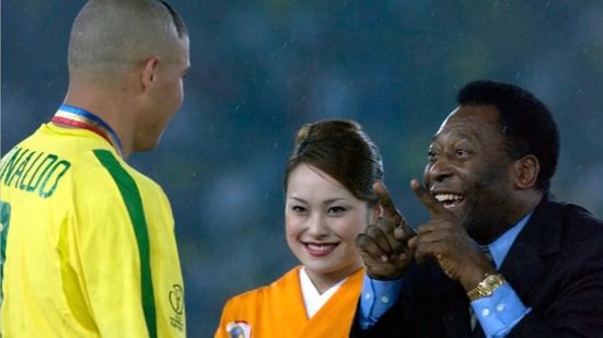 Imagem ilustrativa de Pelé minutos antes de abraçar o jogador Ronaldo Fenômeno em campo - Imagem: Instagram/ @pele