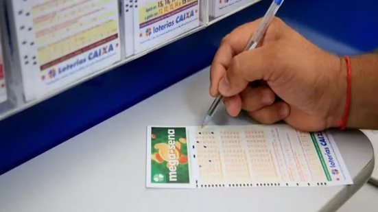 Seis jogos registrados em Santos, Bertioga e São Vicente acertaram cinco das seis dezenas do concurso 3.065 da Mega-Sena e dividiram R$ 396.025,76 em prêmios - Imagem: Getty Images via BBC