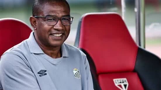 Clube analisa opções no mercado, mas enfrenta desafios para encontrar um técnico que se encaixe no perfil desejado - Imagem: Reprodução/ Santos FC