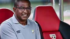 Clube analisa opções no mercado, mas enfrenta desafios para encontrar um técnico que se encaixe no perfil desejado - Imagem: Reprodução/ Santos FC