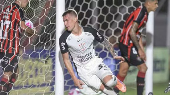 Gol de Charles para abrir o placar no Barradão - (Foto: Jhony Pinho/AGIF)