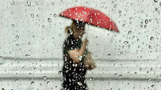 Chuva intensa registrada entre a madrugada e a manhã desta quarta-feira (9) provocou alagamentos em diferentes pontos da Baixada Santista - Imagem: Reprodução