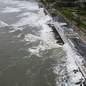 Céu carregado e mar agitado na orla da Baixada Santista