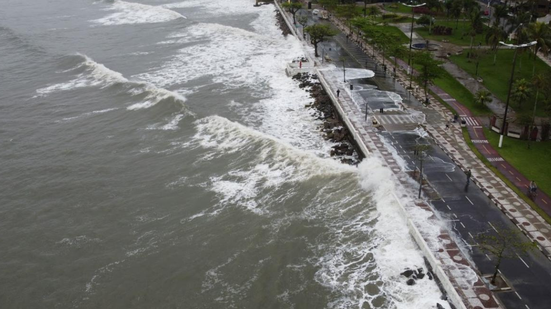 Céu carregado e mar agitado na orla da Baixada Santista
