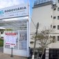 O acidente ocorreu durante a tarde, e o homem ficou gravemente ferido, levando a uma mobilização de emergência no local - Foto: Prefeitura de Guarujá/ Reprodução