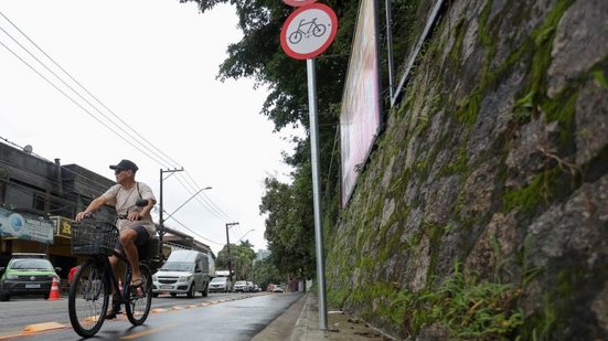 Trecho requalificado da Ciclovia do Japuí garante ligação segura entre Praia Grande, São Vicente e Santos. - Imagem: Divulgação/Governo de SP
