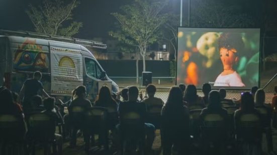 Furgão equipado com placas solares leva sessões gratuitas de cinema, atividades educativas e experiências sobre sustentabilidade para moradores de Guarujá e Cubatão - Imagem: Divulgação/CineSolar