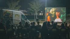 Furgão equipado com placas solares leva sessões gratuitas de cinema, atividades educativas e experiências sobre sustentabilidade para moradores de Guarujá e Cubatão - Imagem: Divulgação/CineSolar