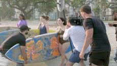 Cena do curta “Mar de Mães”, gravado nas praias de Santos, que venceu duas categorias no Barcelona Indie Awards 2026. - Imagem: Divulgação