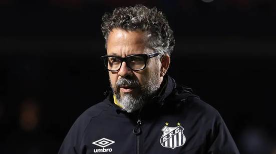 Cléber Xavier deixa o comando do Santos após 15 jogos - Imagem: Marcello Zambrana/AGIF