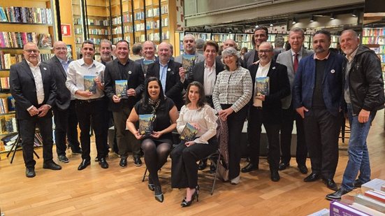 Coatores do livro “Vivi, vendi, venci II” na noite de lançamento - Foto: Divulgação
