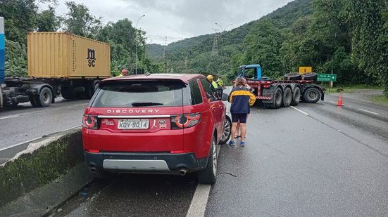 Colisão entre caminhão e carros provoca congestionamento na SP-055 - Imagem: Reprodução / Arquivo Pessoal
