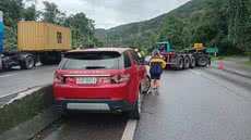 Colisão entre caminhão e carros provoca congestionamento na SP-055 - Imagem: Reprodução / Arquivo Pessoal