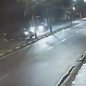 Com o impacto, uma das rodas do carro se soltou e foi arremessada para a pista no sentido contrário - Imagem: Reprodução