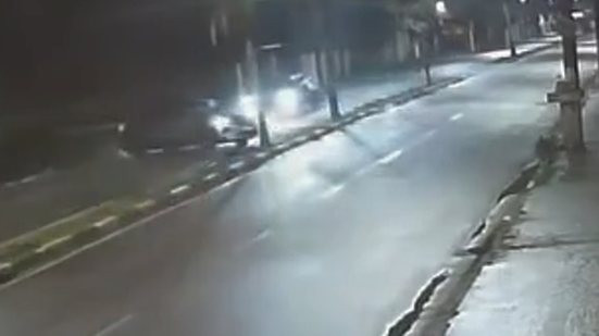 Com o impacto, uma das rodas do carro se soltou e foi arremessada para a pista no sentido contrário - Imagem: Reprodução