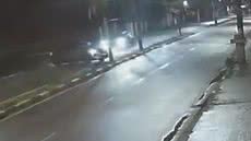 Com o impacto, uma das rodas do carro se soltou e foi arremessada para a pista no sentido contrário - Imagem: Reprodução