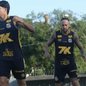 O time do Santos se prepara para o jogo da Copa do Brasil, enquanto Neymar e Guilherme treinam com os reservas no CT Rei Pelé - Imagem: Reprodução/ Santos TV
