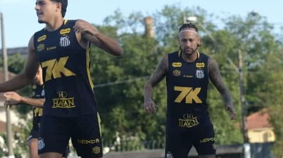 O time do Santos se prepara para o jogo da Copa do Brasil, enquanto Neymar e Guilherme treinam com os reservas no CT Rei Pelé - Imagem: Reprodução/ Santos TV