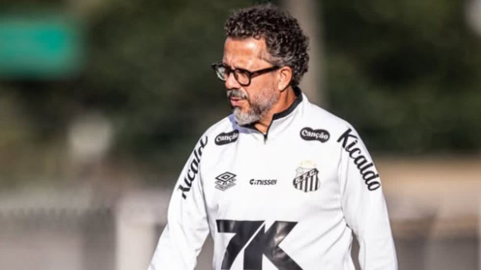 A expectativa é alta para a partida na Vila Belmiro, com o Santos contando com reforços importantes e lidando com desfalques significativos - Foto: Instagram/ Santos FC/ Raul Baretta