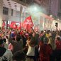 Apoiadores de Luiz Inácio Lula da Silva se reúnem na Praça da Independência, no Gonzaga, em Santos, na noite de domingo (25), para comemorar a reeleição do presidente - Imagem: Daniela Rucio/TV Tribuna