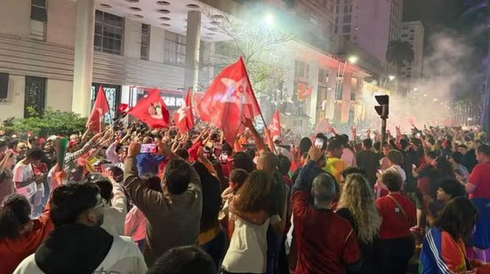 Apoiadores de Luiz Inácio Lula da Silva se reúnem na Praça da Independência, no Gonzaga, em Santos, na noite de domingo (25), para comemorar a reeleição do presidente - Imagem: Daniela Rucio/TV Tribuna