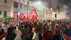 Apoiadores de Luiz Inácio Lula da Silva se reúnem na Praça da Independência, no Gonzaga, em Santos, na noite de domingo (25), para comemorar a reeleição do presidente - Imagem: Daniela Rucio/TV Tribuna