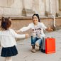 Principais presentes incluem perfumes, roupas e cosméticos, com a maioria dos consumidores comprando dois itens - Imagem: Freepik