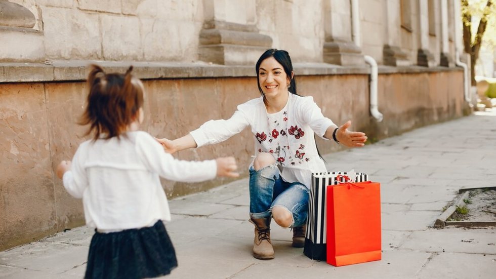 Principais presentes incluem perfumes, roupas e cosméticos, com a maioria dos consumidores comprando dois itens - Imagem: Freepik